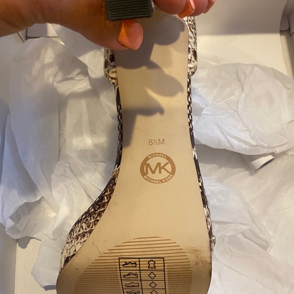 New Auth Michael Kors Embossed Leather heels - Picture 6 of 11